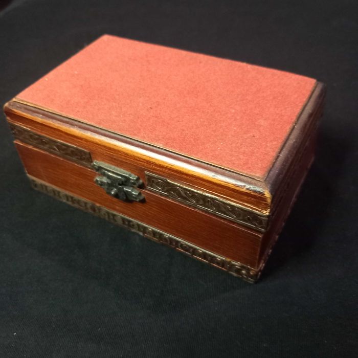 Pequena caixa em madeira