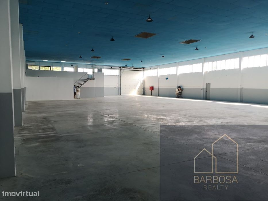 Maia - 700m2 cobertos+logradouro 500m2+Portão TIR+Escritórios+Copa+3WC