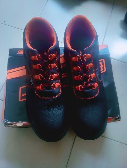 Botas de trabalho praticamente NOVAS