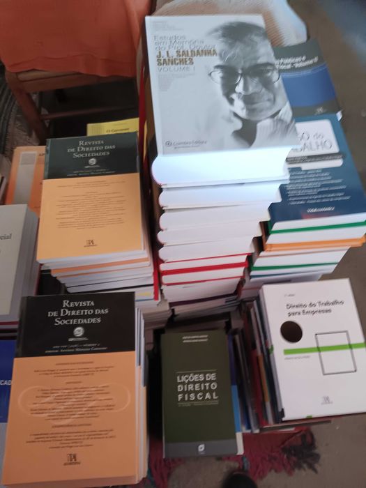 Coleção de livros e revistas técnicos (Contabilidade; Fiscalidade; Direito das Sociedades Comerciais)