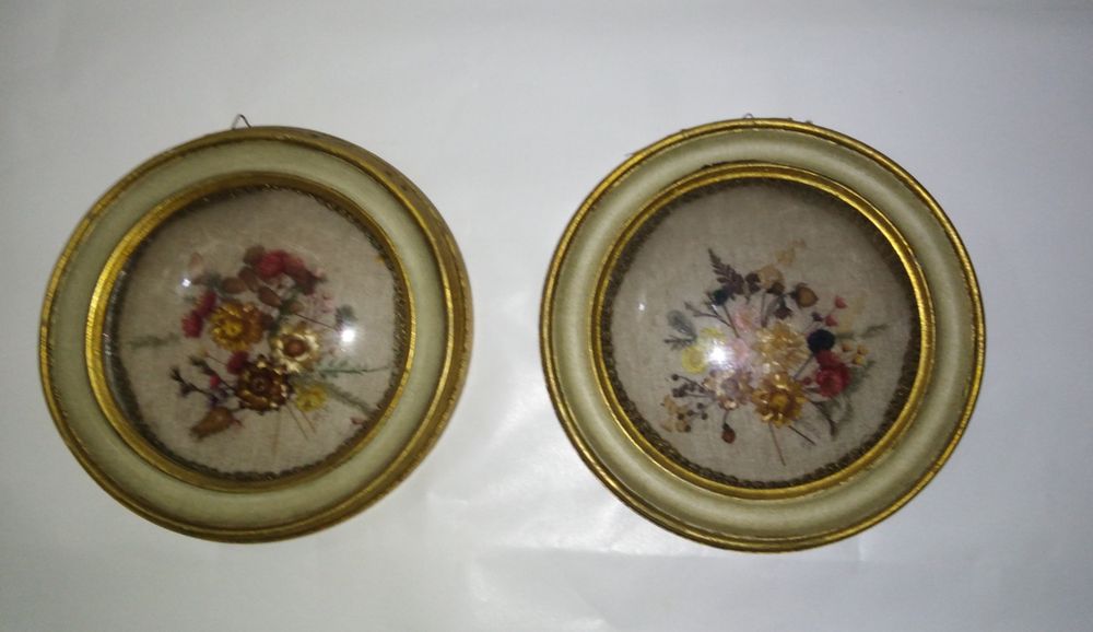Quadros redondos antigos, com ramos de flores secas. Muito originais.