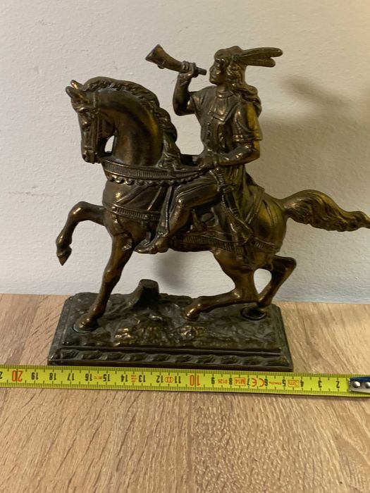 mosiężna figura statuetk rzeźba jeżdźca na koniu, antyk vintage