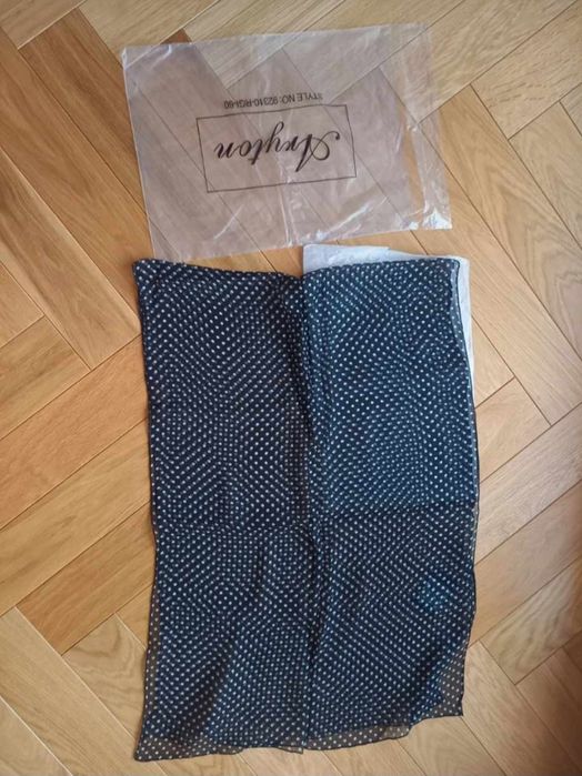 Aryton szal 100% jedwab czarny w biale małe, sybtelne kropki.
Bardzo d