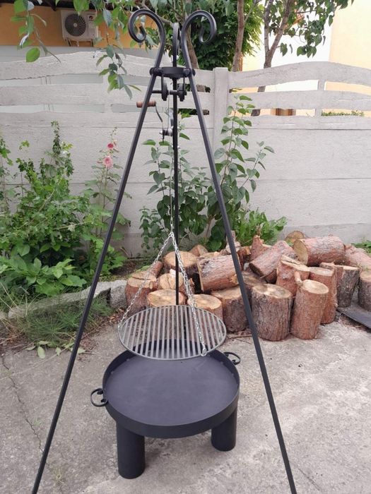 Grill ogrodowy ogniskowy trójnóg. Grill