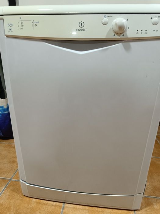 Máquina loiça Indesit Clase AAA