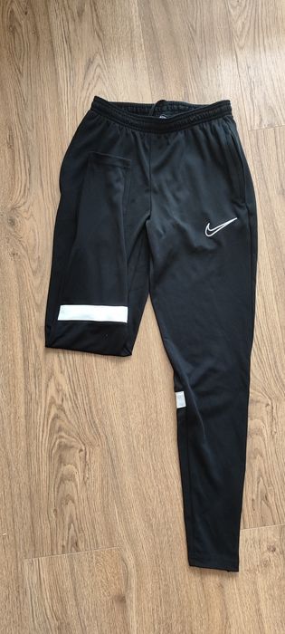 Nowe spodnie dresowe Nike