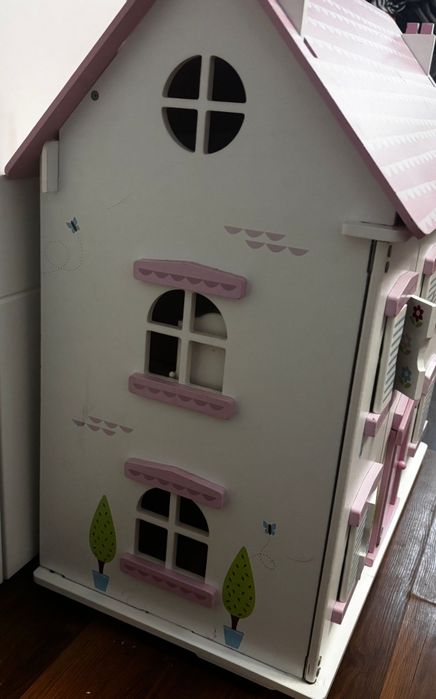 Drewniany duży domek dla lalek