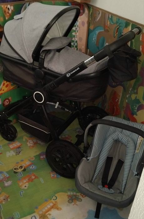 Продам детскую коляска Kinder Kraft 2блока +автокресло почти новая.