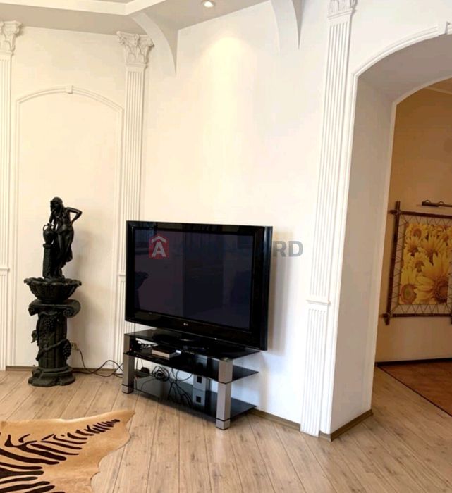 Здається шикарна 5-кімнатна квартира в центрі