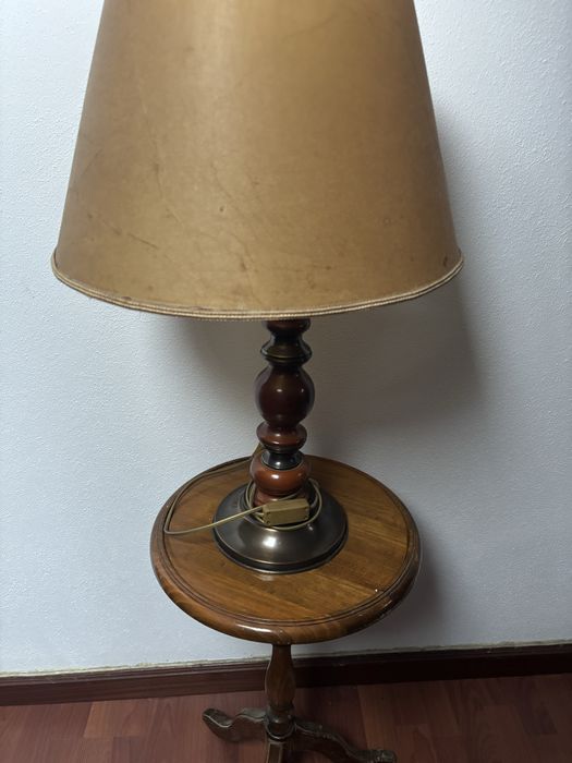 Mesa e candeeiro