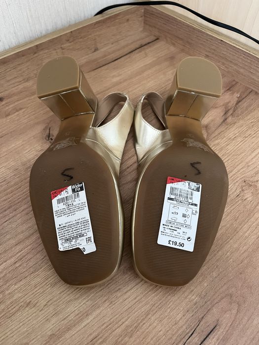 Туфлі на широку ногу золоті M&S