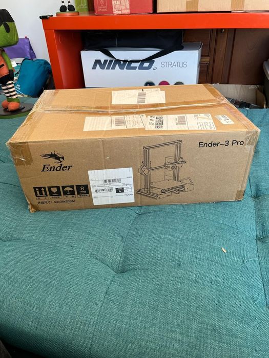 Impressora 3D Ender 3-Pro com filamentos branco e azul