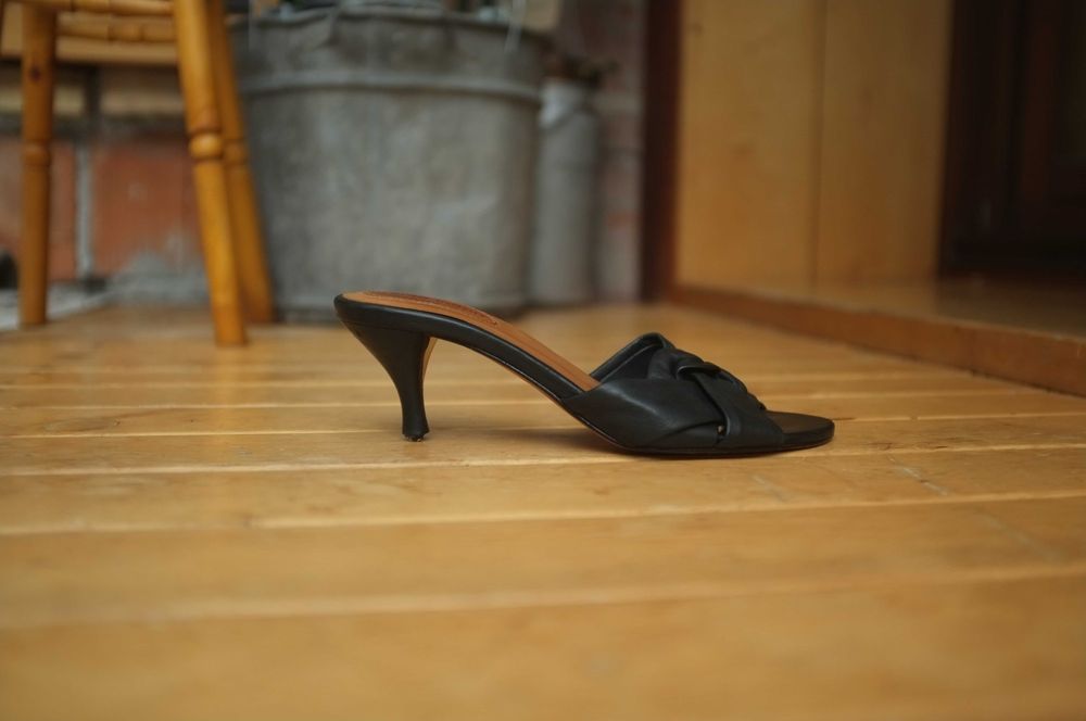 czarne skórzane luksusowe szpilki klapki sandały Corso Como szpilki 39