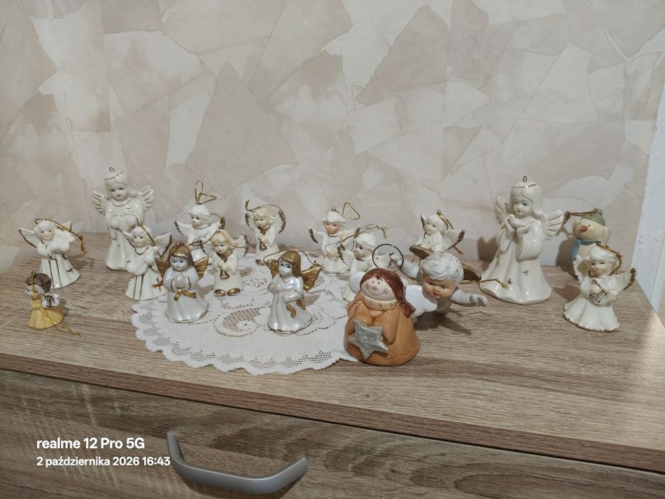 Aniołki porcelanowe świąteczne choinkowe z dzwoneczkami w srodku