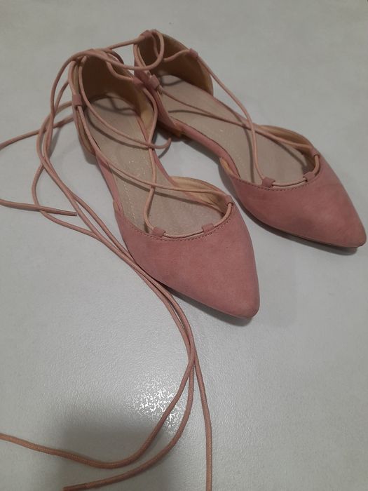 Pudrowy róż wiązane baleriny