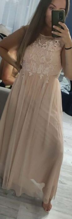 Długa suknia pudrowy kolor.