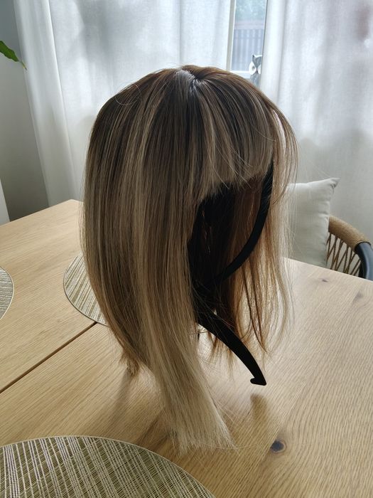 Peruka syntetyczna ciemny blond