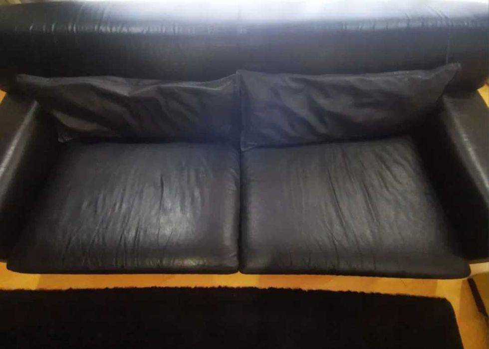 Sofá de 3 lugares  preto pele genuína excelente estado para desocupar
