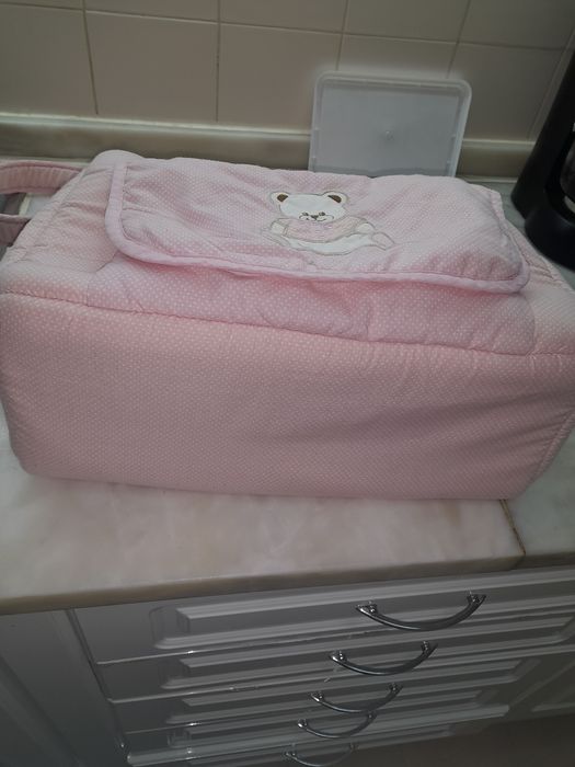 Muda de fraldas rosa bebé com pintas brancas