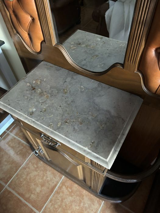 Bengaleiro com arrumação e espelho