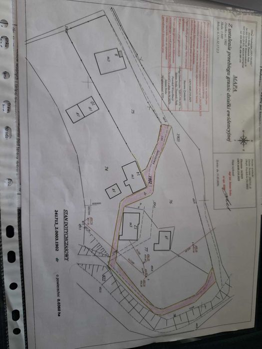 Działka budowlana zabudowana budynkiem mieszkalnym i gospodarczym.