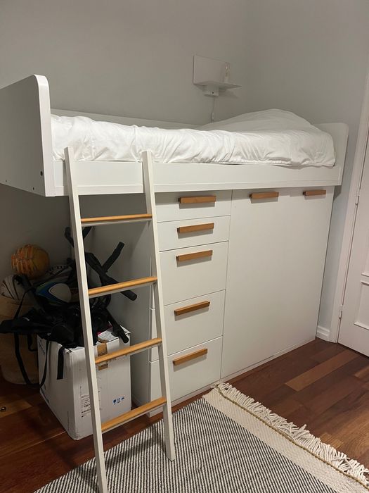 Cama elevada com arrumação