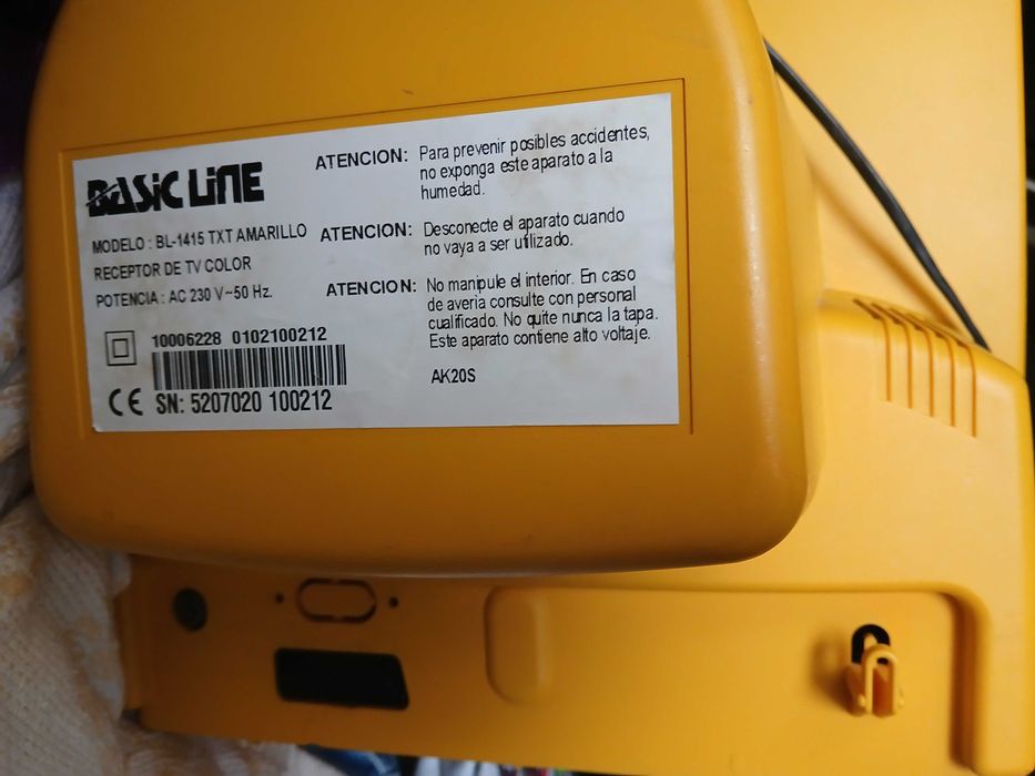 Televisão a cores CRT de 14 polegadas, da marca "Basic Line" num amarelo vibrante muito raro com um design icónico dos anos 90.