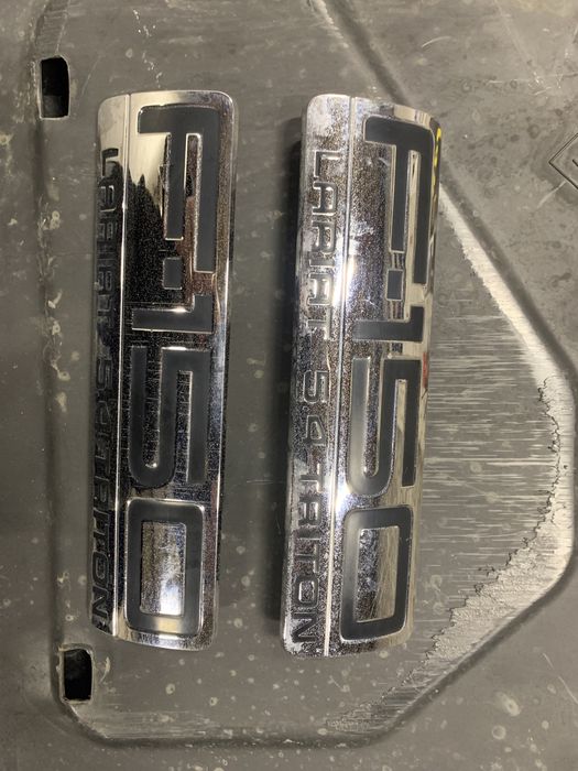 Ford f50 znaczki lariat 2 szt