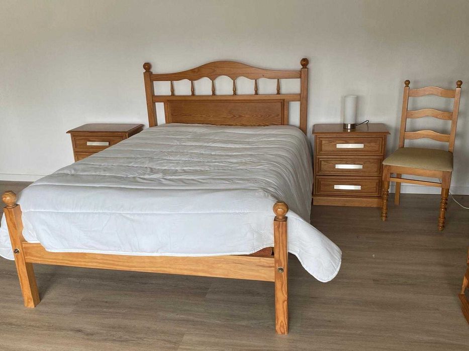 Cama, colchão c estrado, 2 mesas de cabeceira, 1 comoda, 1 espelho, 1 cadeira 250
