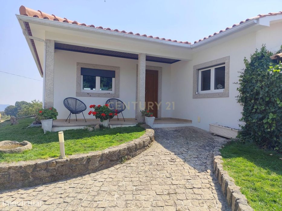 Magnificent countryside house with 4 bedrooms, garage, and garden.