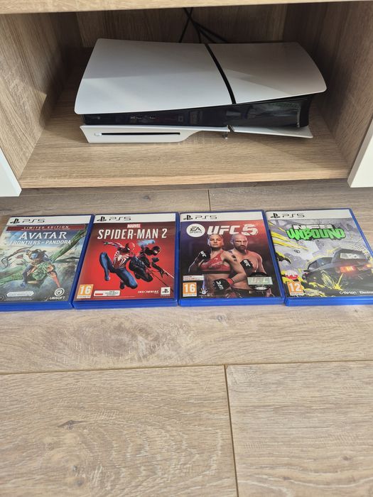 Super ! Sprzedam PlayStation  5 z napędem, 2 padami, 4 grami ;)