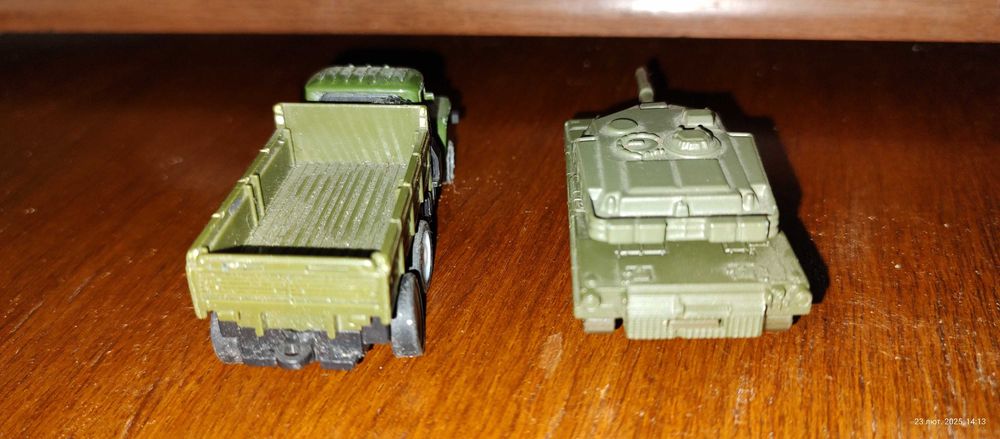 Модельки танк та вантажівка ЗСУ, ціна за одну.