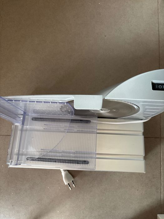 Fiambreira em bom estado e facil de arrumar