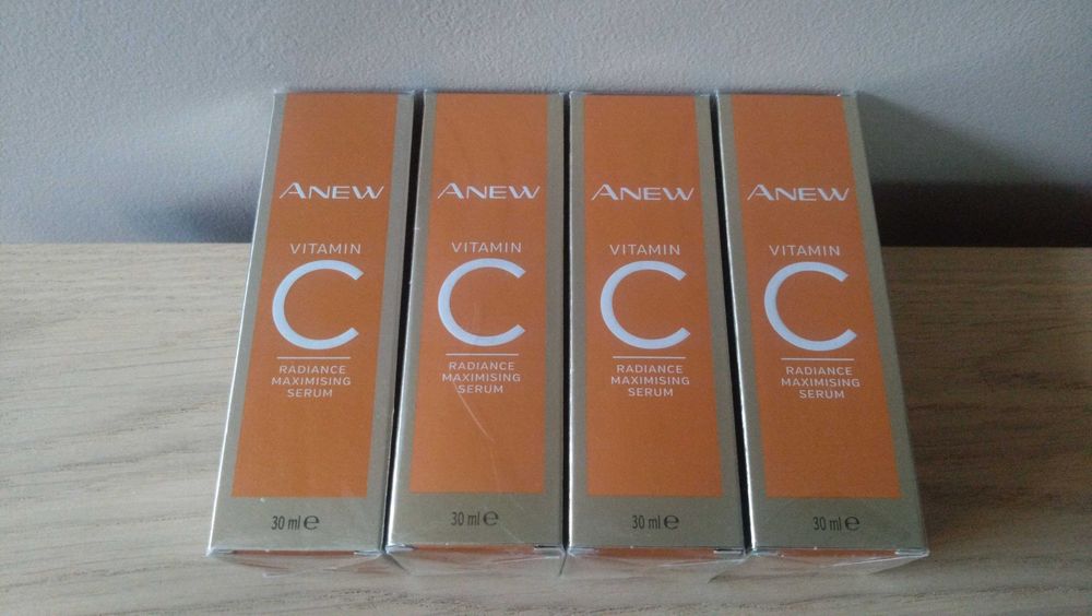 Avon Anew Rozświetlająco-odmładzające serum do twarzy z 10% witaminą C