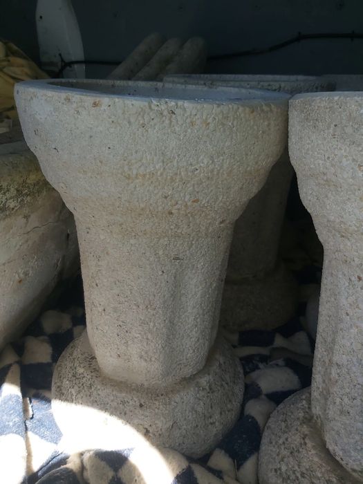 Mesa e 2 bancos de jardim