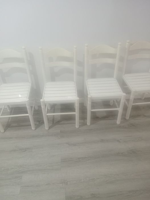 Cadeiras brancas