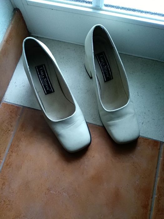 Sapatos beje em pele n. 38