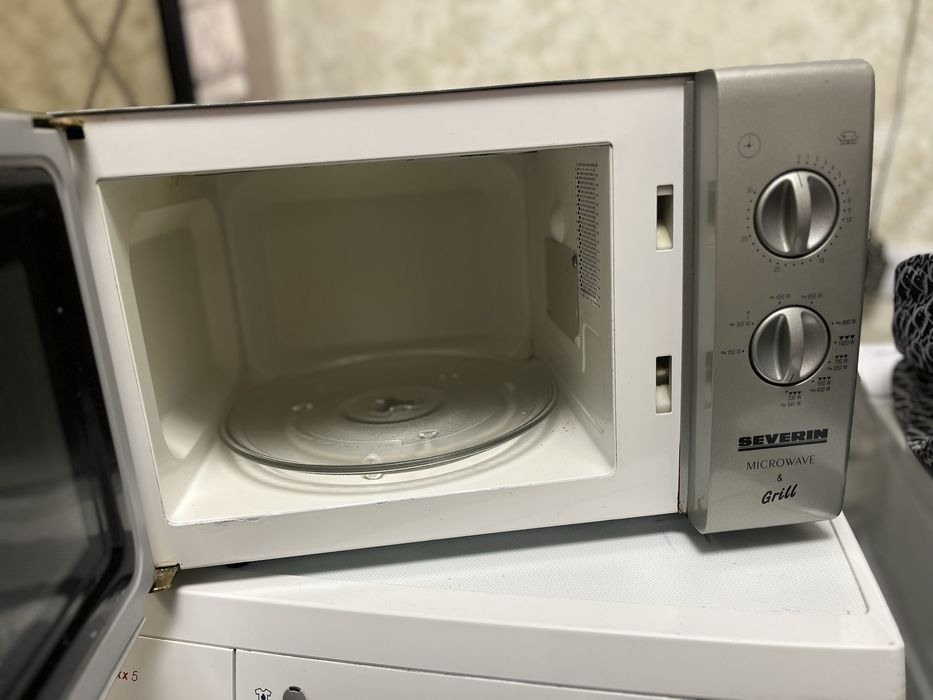 Мікрохвильовка KOENIC