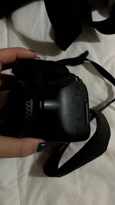 Canon EOS 250D com bolsa e acessórios. Muito bom estado.
