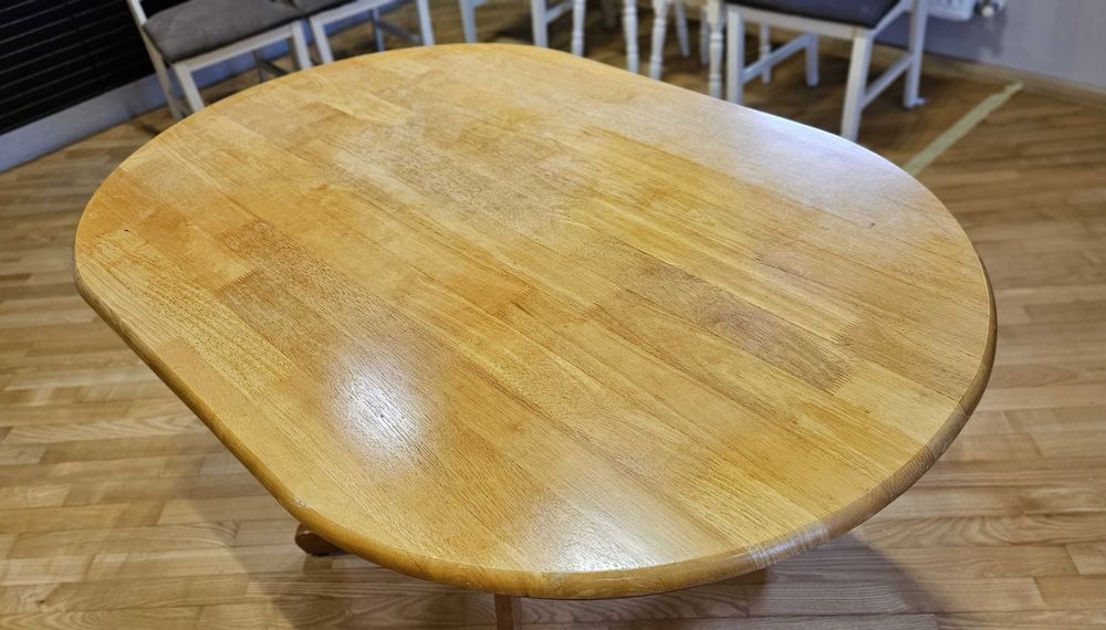 Дерев'яний стіл та стільці