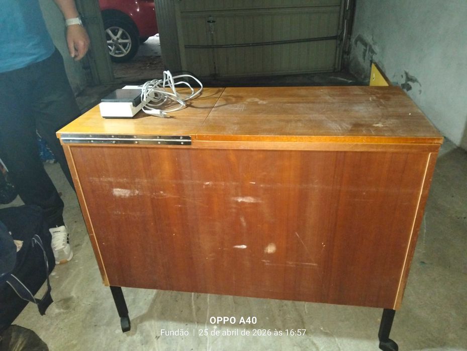 Máquina de costura PFAFF com móvel