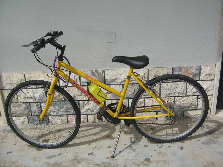 Bicicleta BTT amarela, em ótimo estado de funcionamento.