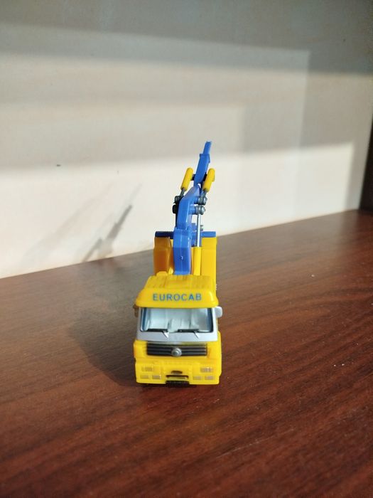 Іграшкова модель евакуатора серії Super Towing. В гарному стані.