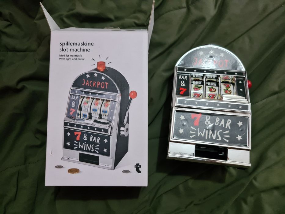 Slot machine eletrica e mealheiro novo na caixa