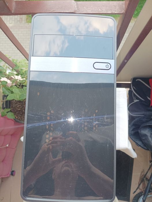 Komputer stacjonarny z i3 procesorem.