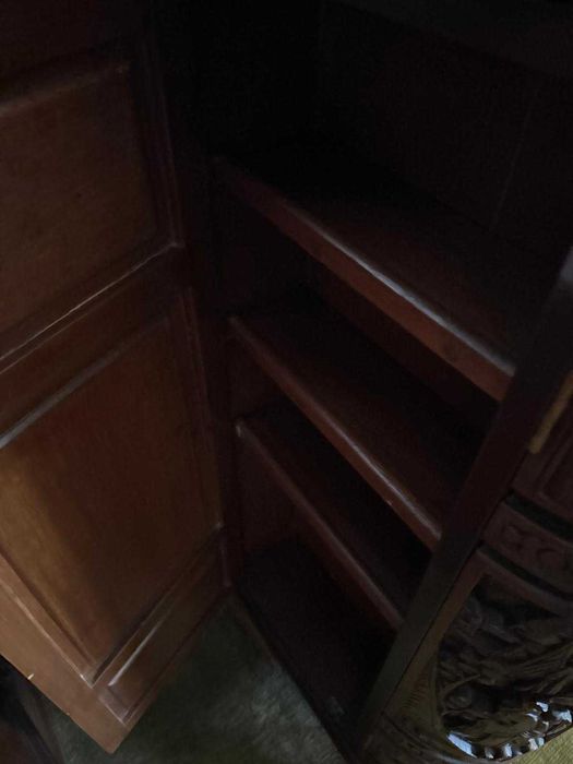 Bar antigo- esculpido a mão