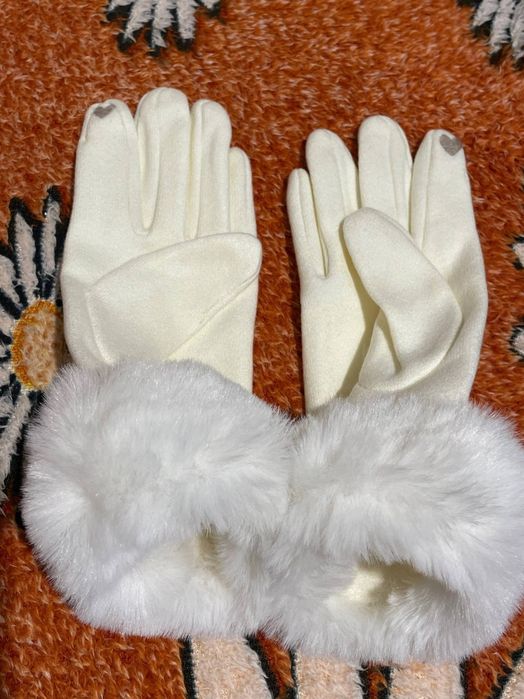 Нові рукавички з білим хутром і сенсором для телефона