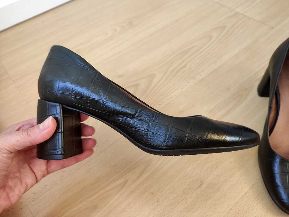 Sapatos de pele, pretos