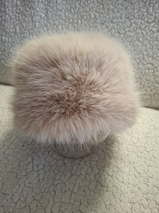 Śliczna,nowd bez metki,cieplutka,delikatna w dotyku czapeczka,ze sztuc