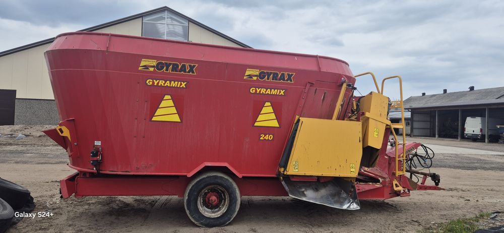 Wóz paszowy i ścielarka w jednym Gyramix 240